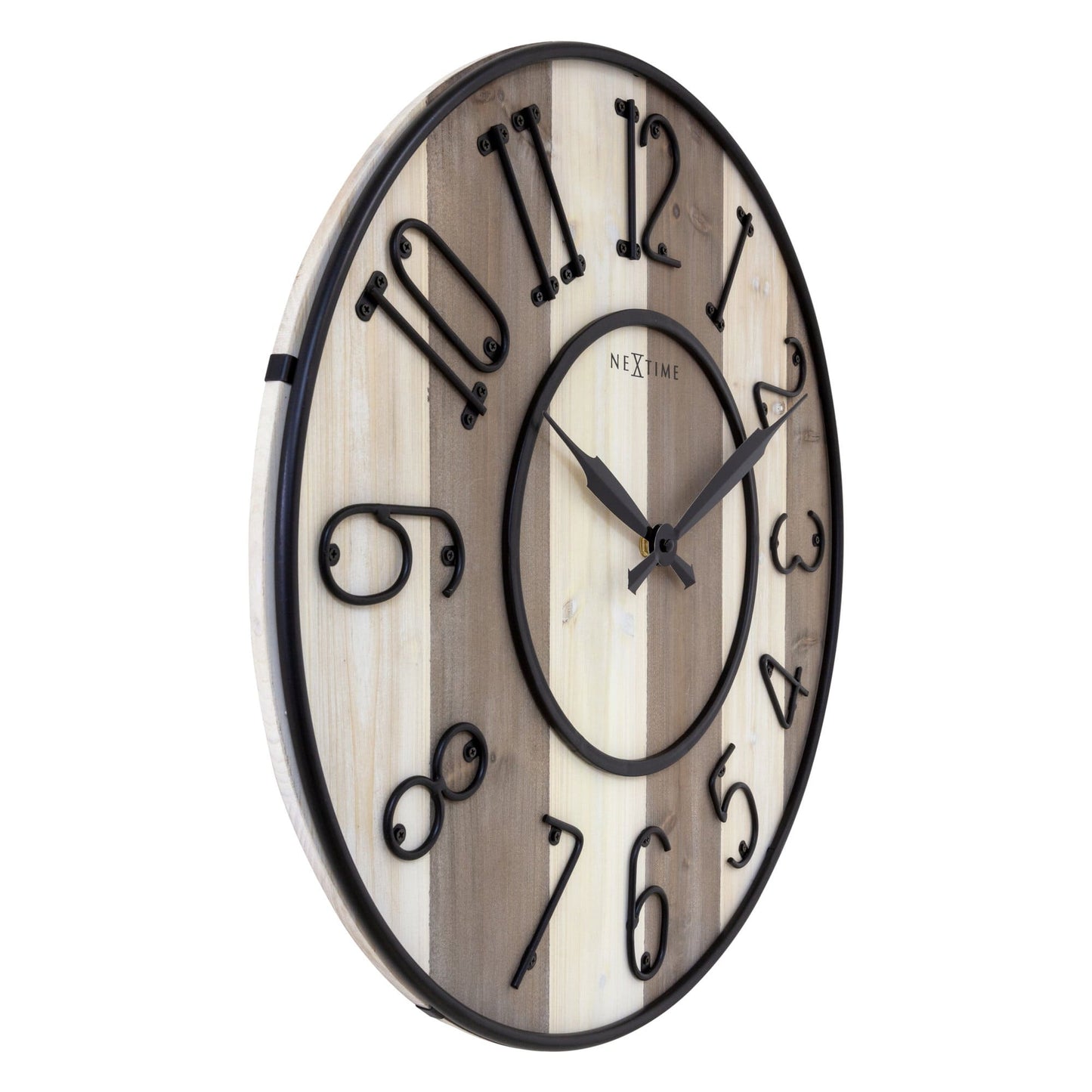 Een ronde wandklok van Nextime met een houten oppervlak in licht- en donkerbruin, voorzien van zwarte metalen cijfers en wijzers. Ideaal voor een moderne woonkamer of kantoordecoratie.