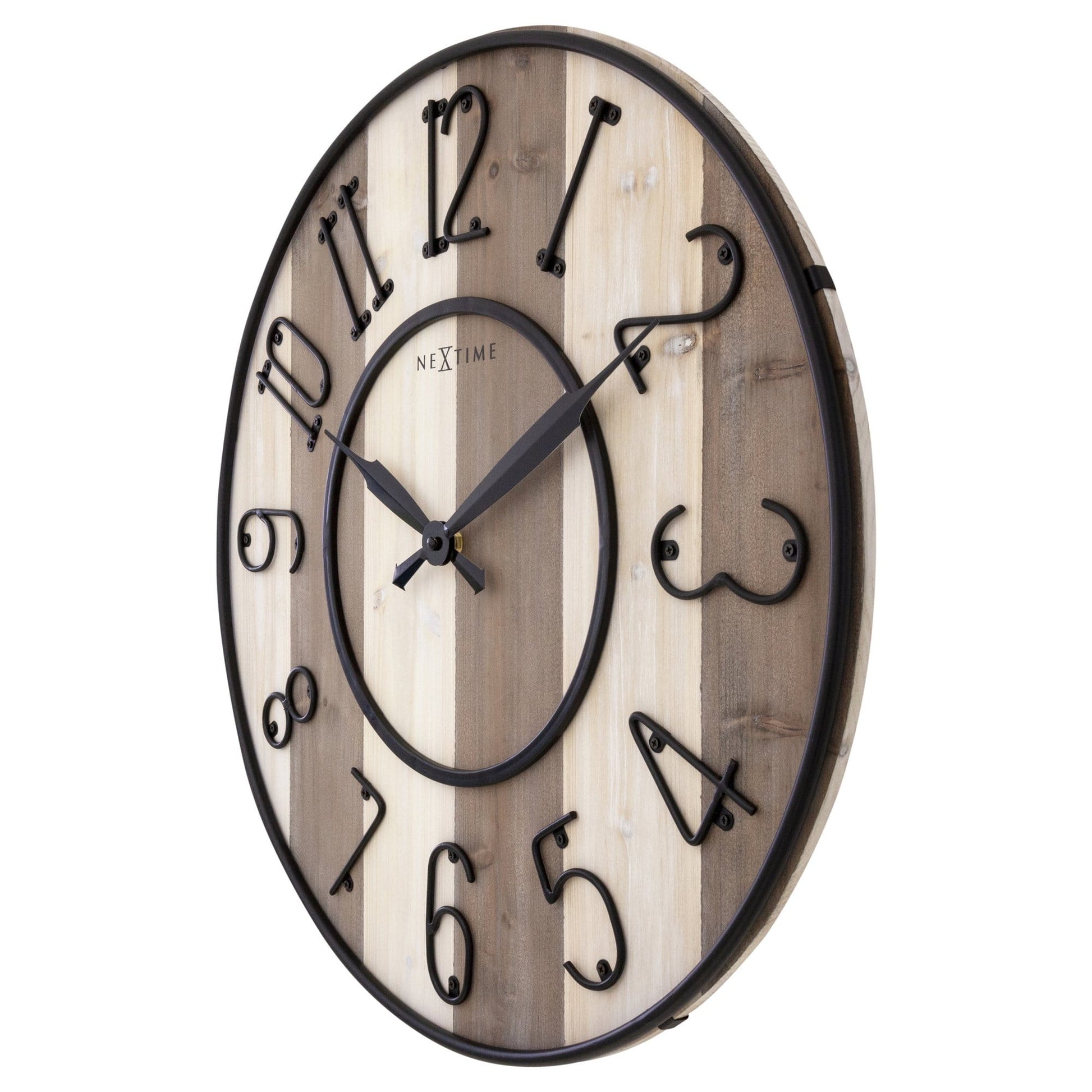 Een ronde wandklok met houten panelen en zwarte metalen cijfers, voor een moderne woonkamer. Geschikt voor decoratie in een stijlvolle, industriële of landelijke interieur.