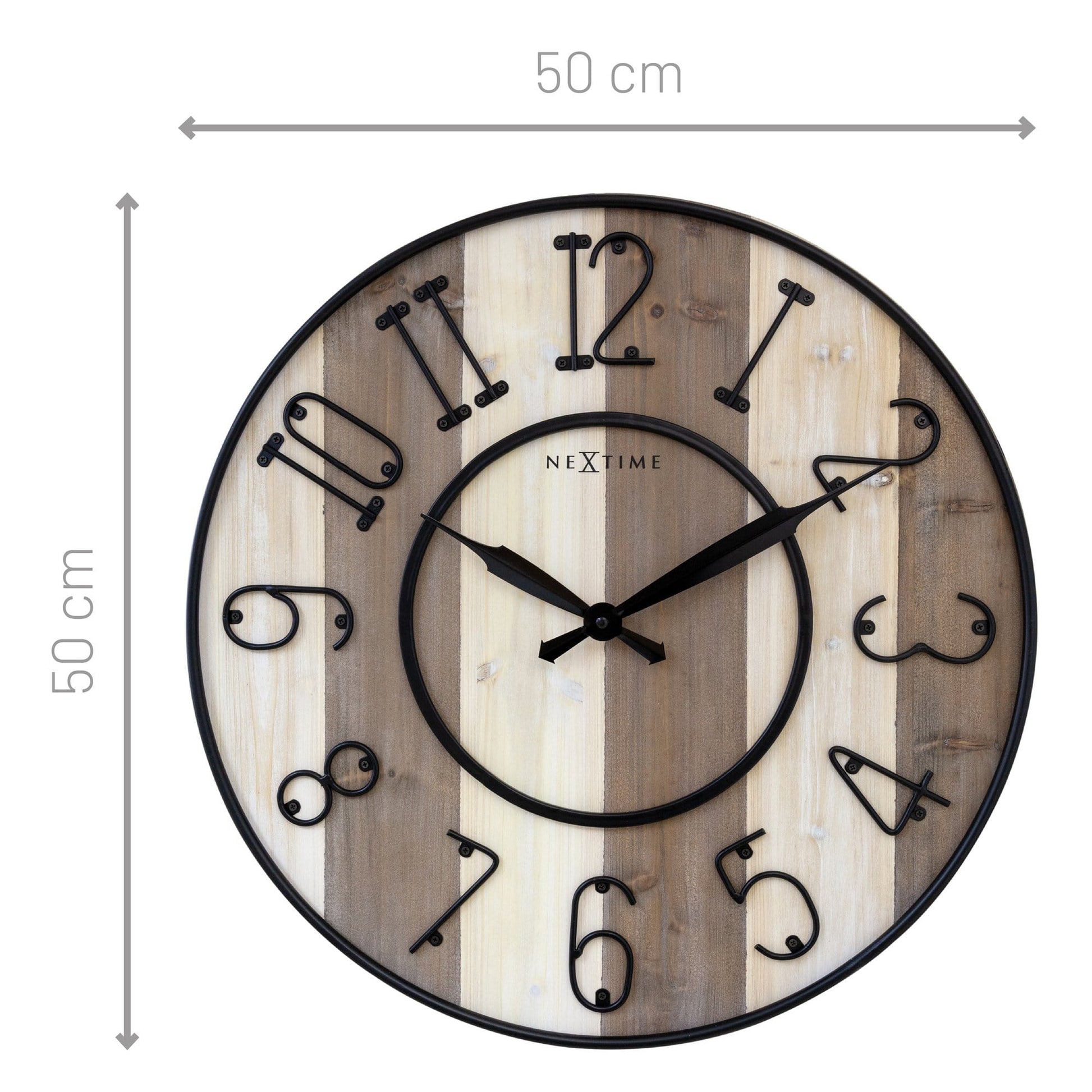 Een ronde wandklok met houten panelen en zwart metalen cijfers, voorzien van een minimalistisch ontwerp en een duidelijke wijzerplaat. Ideaal voor een moderne woonkamer of kantoorruimte met een rustige, natuurlijke sfeer.