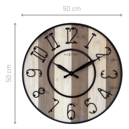 Een ronde wandklok met houten panelen en zwart metalen cijfers, voorzien van een minimalistisch ontwerp en een duidelijke wijzerplaat. Ideaal voor een moderne woonkamer of kantoorruimte met een rustige, natuurlijke sfeer.