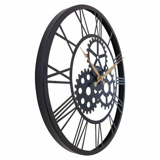 Een zwart, industriële wandklok met Romeinse cijfers en zichtbare tandwielen. Goudkleurige wijzers en het merk 'NEXTIME' versterken de vintage stijl, perfect voor een moderne kantoor- of woonruimte.