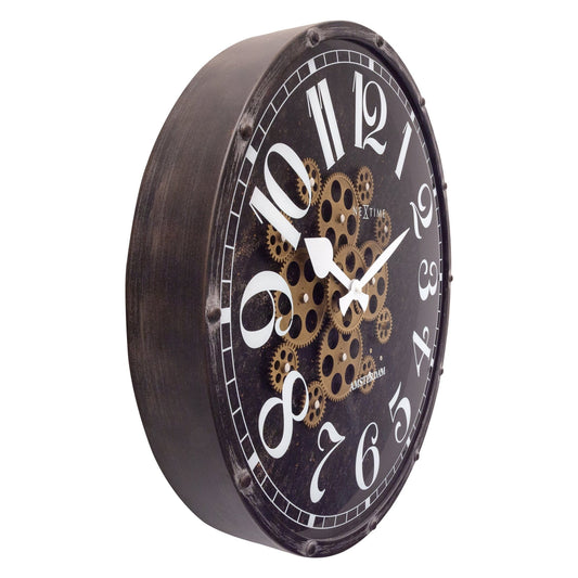 Een grote, industriële wandklok met zwart oppervlak en witte cijfers, versierd met zichtbare goudkleurige tandwielen. Perfect voor een vintage of steampunk interieur met een stijlvolle, mechanische uitstraling.