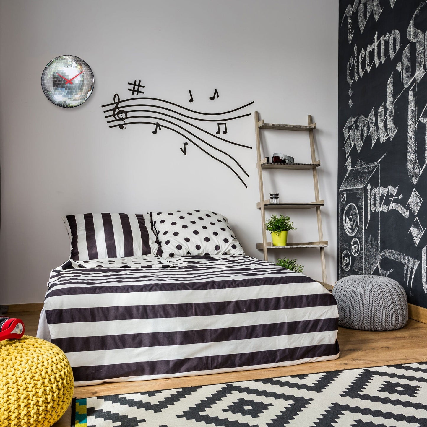 {
  "analysis": "Een minimalistisch interieur met houten vloer in houten vloer in houten vloer in ho