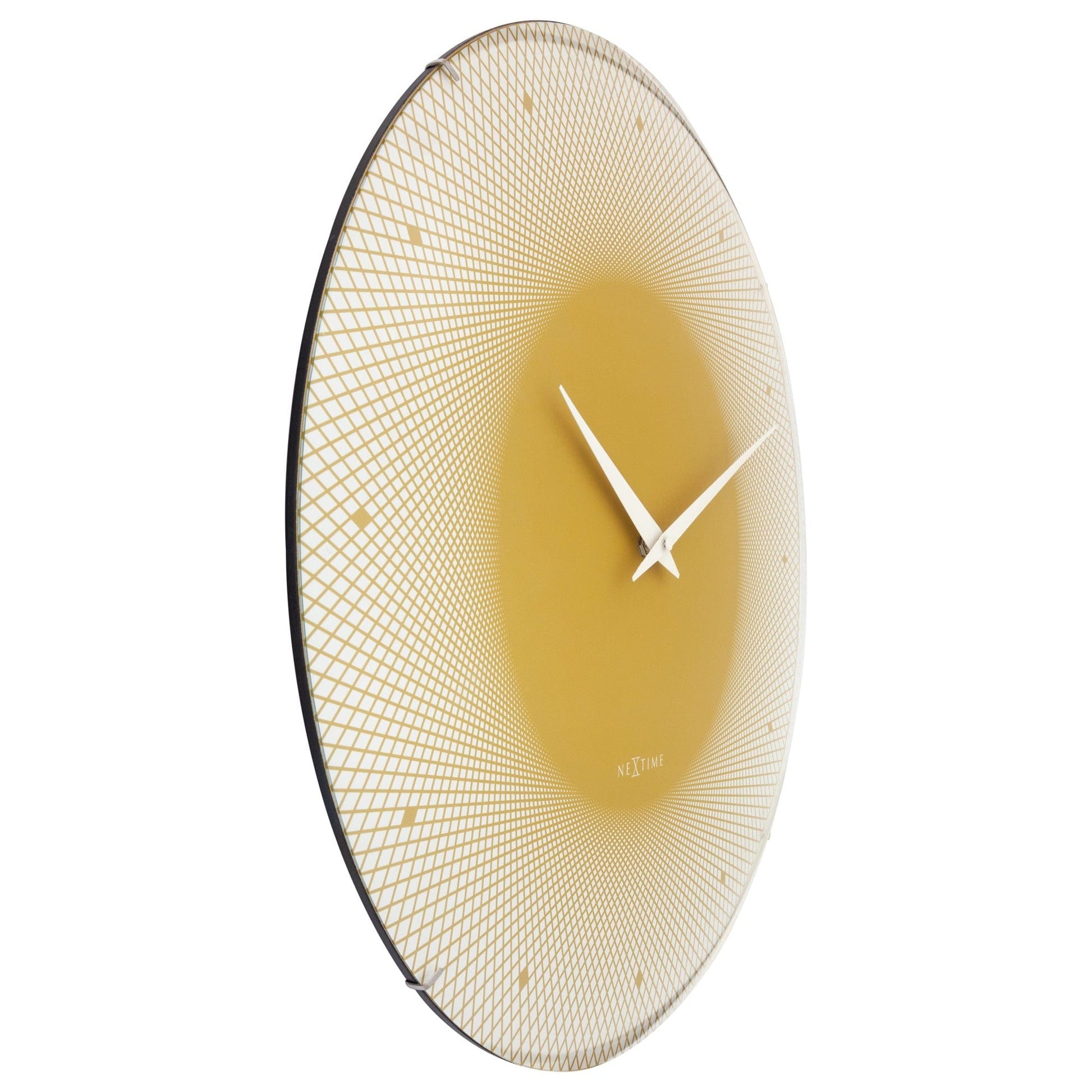 Een moderne wandklok in warme goudkleur met witte wijzers en een geometrisch patroon, ideaal voor een stijlvolle woonkamer of kantoordecoratie. De minimalistische design zorgt voor een tijdloze esthetiek in elke ruimte.