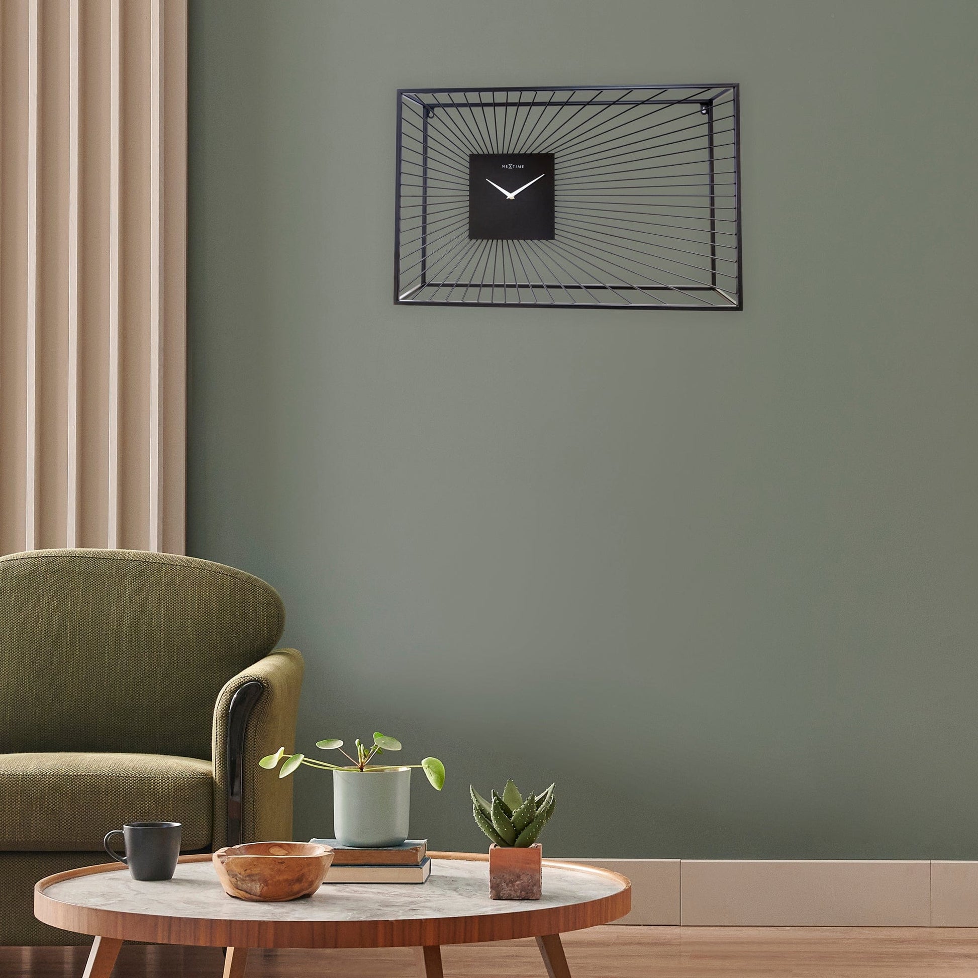 Een zwart, minimalistisch wandklok met zonnestraalontwerp en witte wijzers. Gemaakt van metaal, ideaal voor moderne interieurs en als decoratief element in woon- of kantoorruimtes.