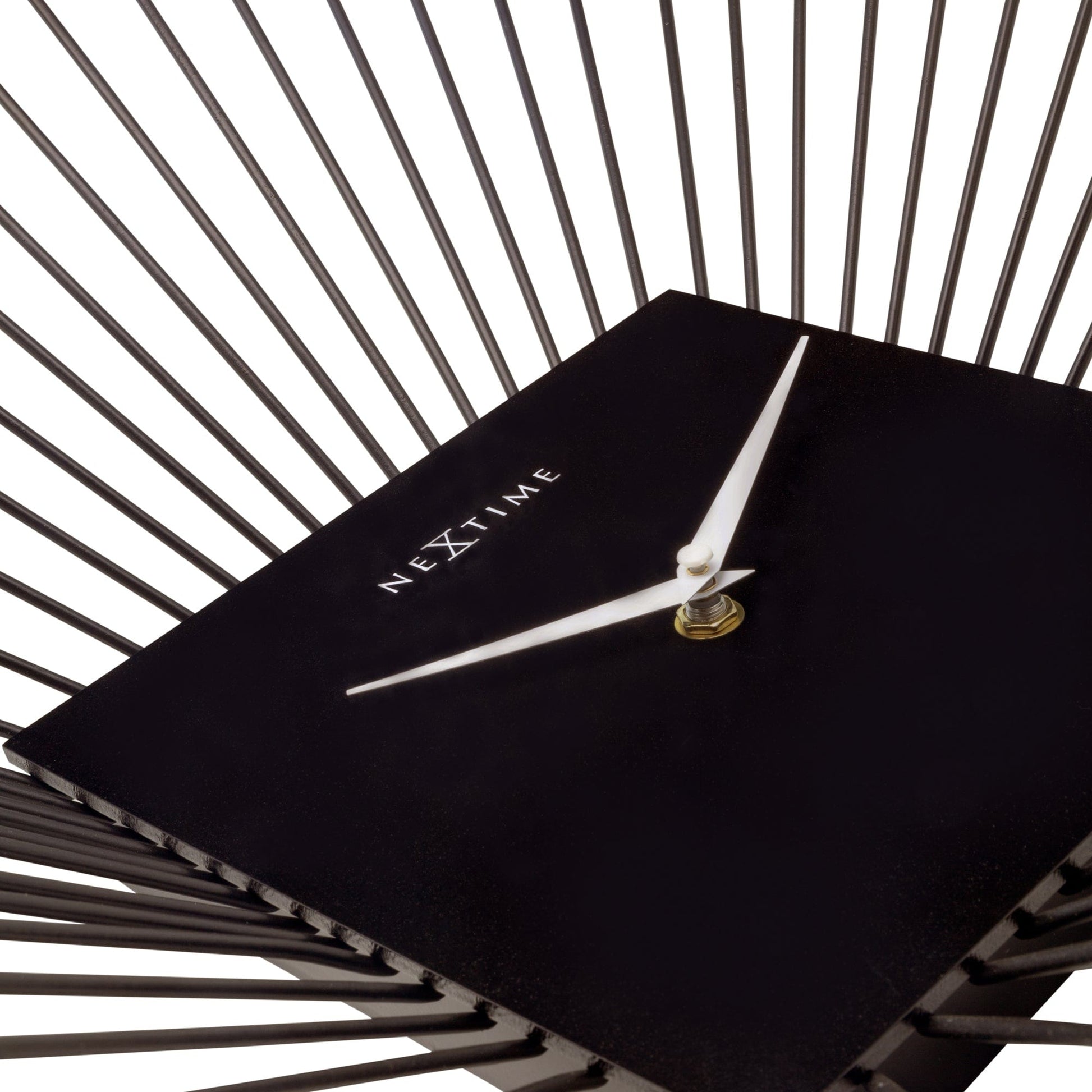 Een moderne, zwarte wandklok met zonnestraalontwerp en zilverkleurige wijzers. Geschikt voor minimalistische interieurs en als decoratief element in woon- of kantoorruimtes.