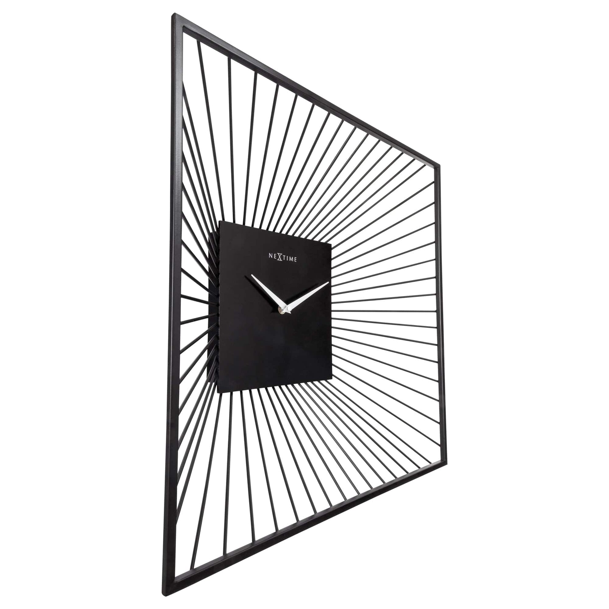 Een zwart, minimalistisch wandklok met zonnestraalontwerp en witte wijzers. Geschikt voor moderne interieurs, met zichtbare merknaam NEXTIME en metalen frame.