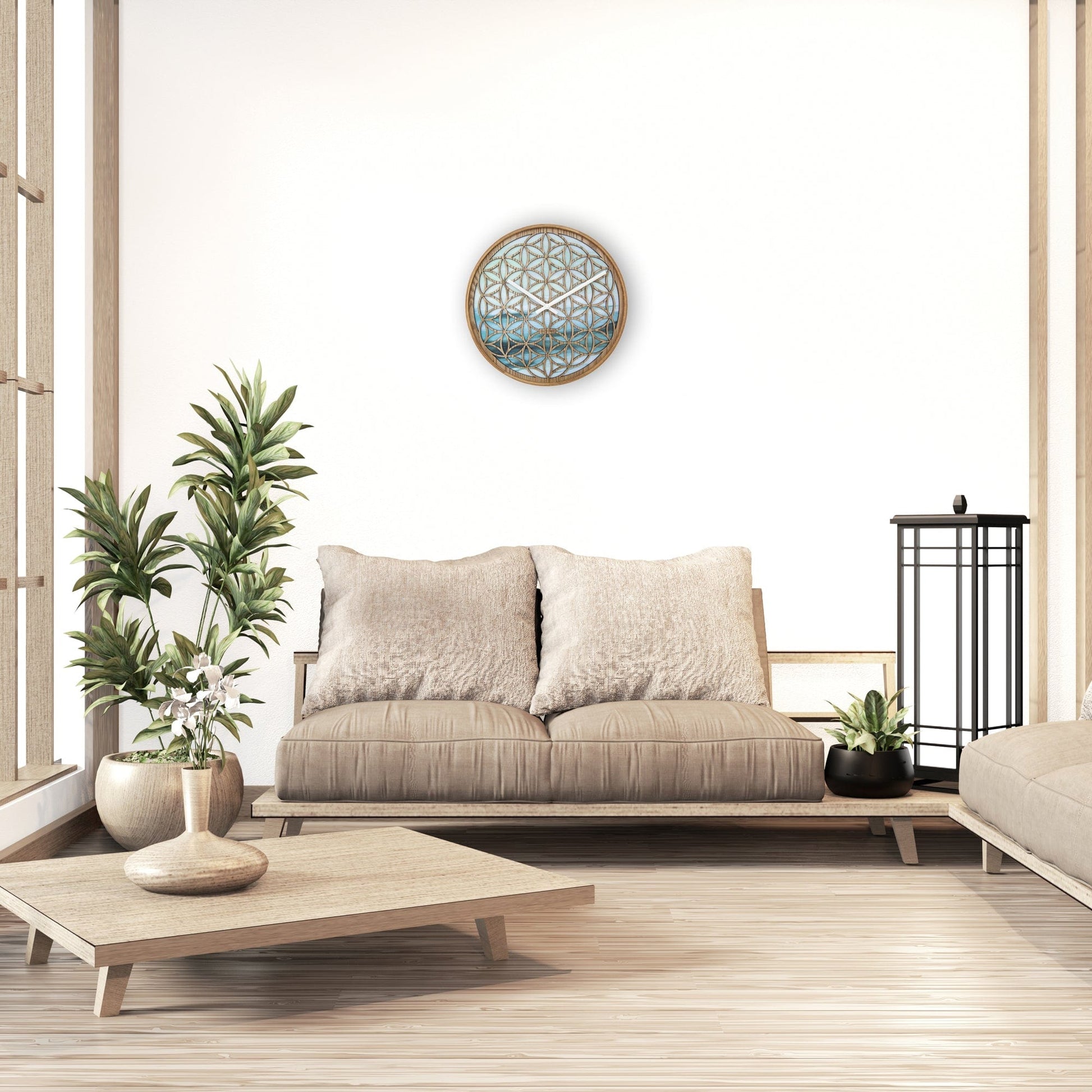 Een houten wandklok met bloem van leven patroon, blauwe glaspanelen en witte wijzers. Ideaal als decoratief stuk voor woonkamer of slaapkamer.