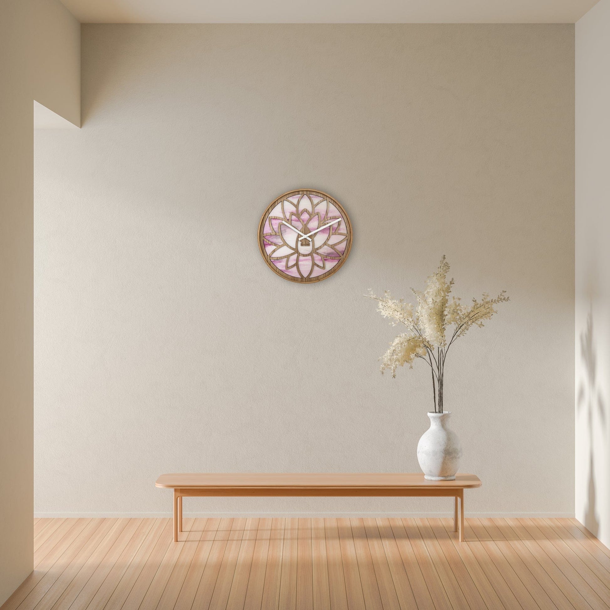 Een houten wandklok met lotusontwerp in roze en wit, voor een zen- of meditatieruimte. Met witte wijzers en een minimalistisch design, geschikt voor woonkamer of slaapkamer.