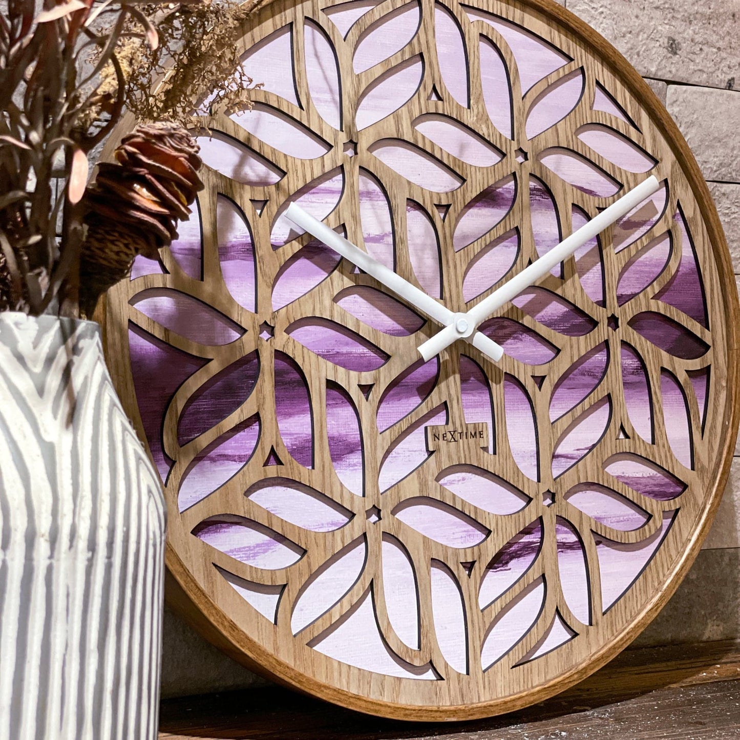 NeXtime Yogi - Stille wandklok met floraal houtsnijwerk - 40 cm