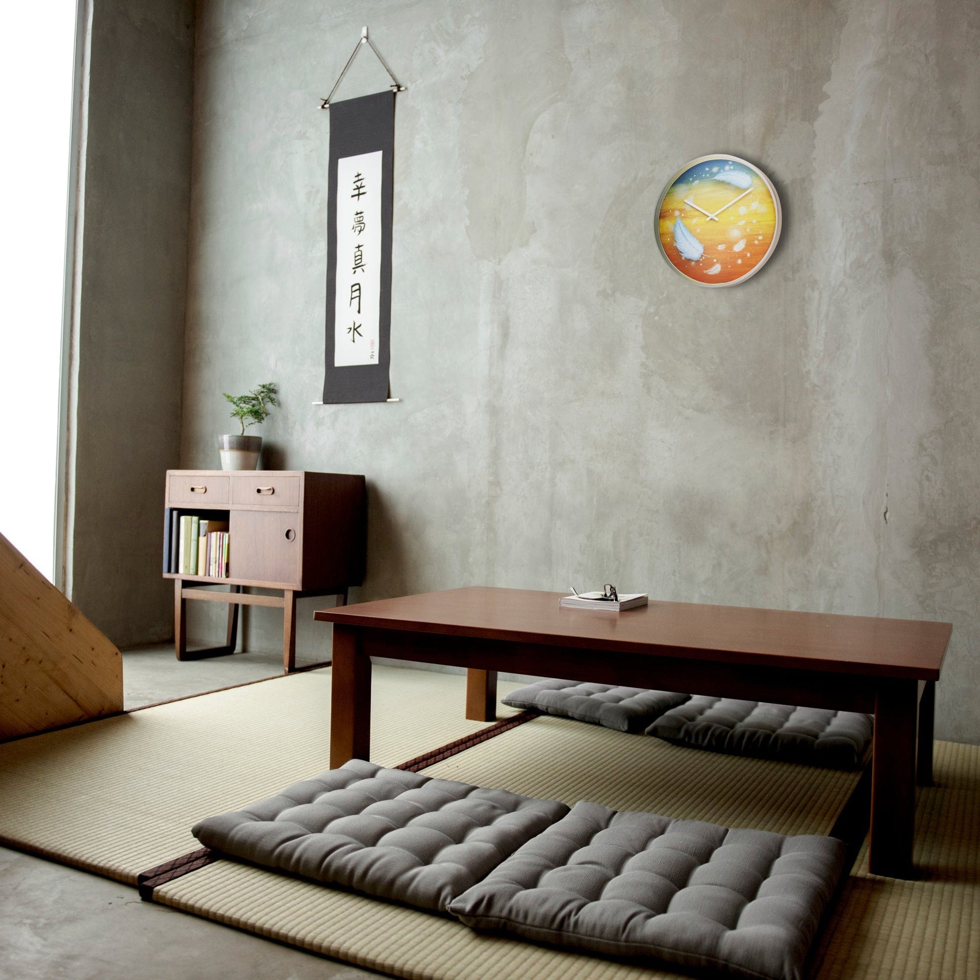 Zwarte ronde elektronische klok met batterijhouder