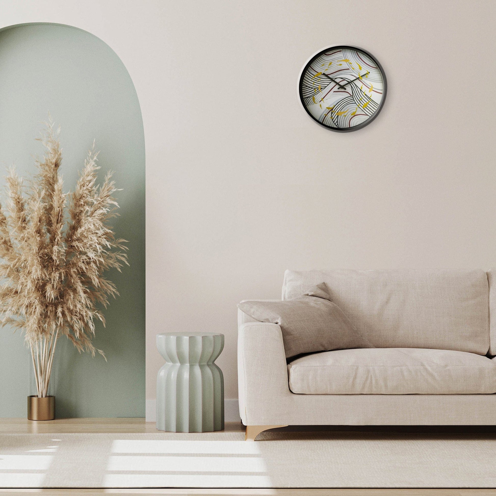 Een ronde wandklok met zwart frame en een abstract ontwerp van golvende lijnen in grijs en paars, versierd met gouden vissen. Ideaal voor een moderne woonkamer of kantoordecoratie.