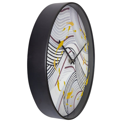 Een ronde wandklok met zwart kader en een abstract ontwerp van golvende lijnen in paars, grijs en wit, versierd met gouden vissen. Ideaal als decoratief element voor een moderne woonkamer of slaapkamer.