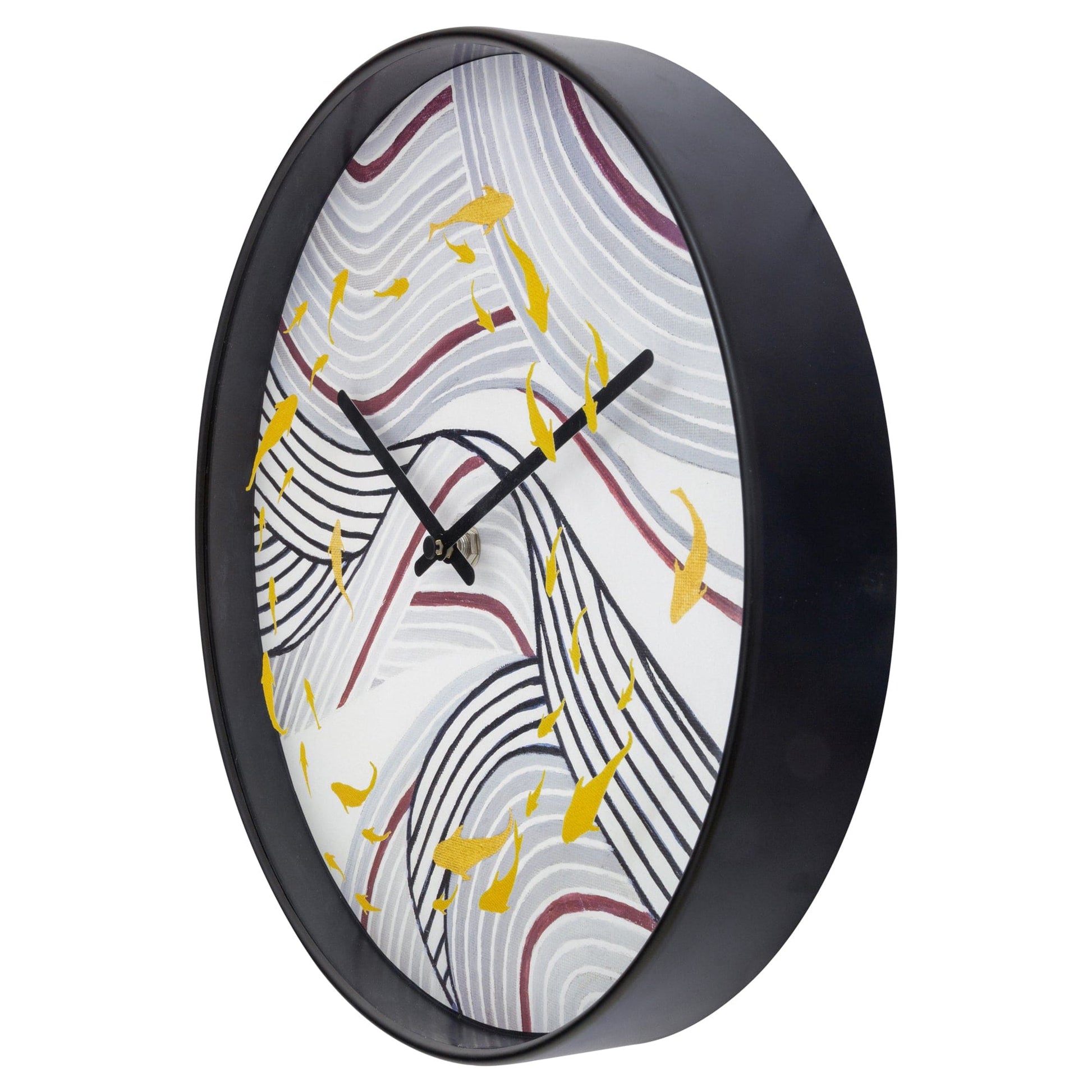 Een ronde wandklok met zwart frame en een abstract ontwerp van golvende lijnen in paars, grijs en wit, versierd met gouden vissen. Ideaal als decoratief element voor een moderne woonkamer of kantoor.