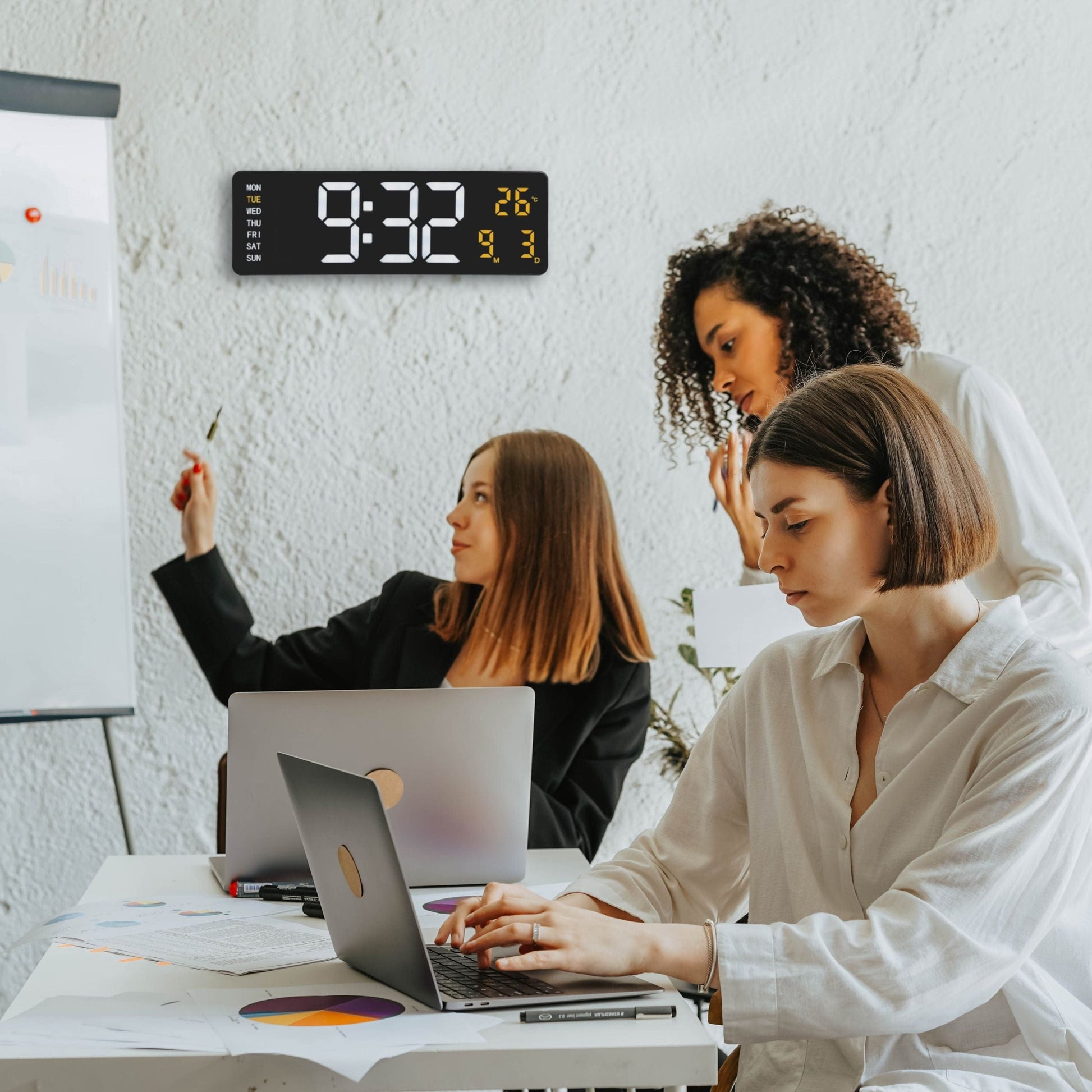 Een zwarte digitale wekker met witte tijd- en gele temperatuurweergave, inclusief dag van de week. Ideaal voor kantoor of slaapkamer, met duidelijke leesbare display.