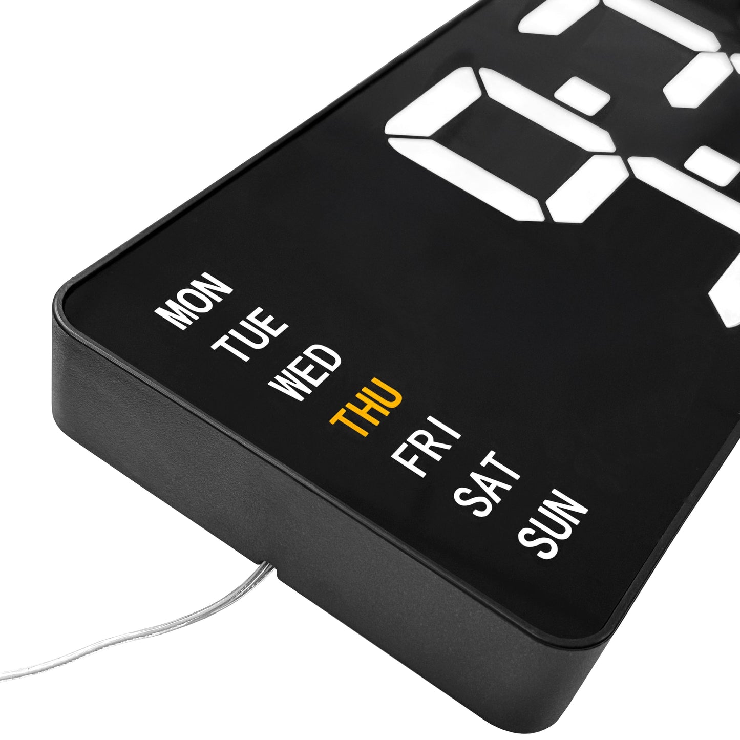 Een zwarte digitale wekker met witte tijd- en gele temperatuurweergave, toont 9:32 en 26°C. Inclusief dag van de week en datum, ideaal voor kantoor of slaapkamer.