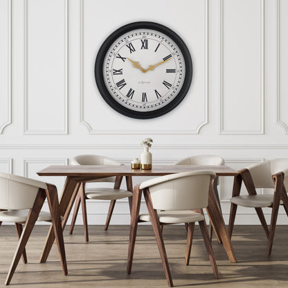 Een klassieke wandklok met zwart houten kader en witte wijzerplaat, voorzien van Romeinse cijfers en goudkleurige wijzers. Perfect voor een elegante kamerdecoratie of als kantooraccessoire.