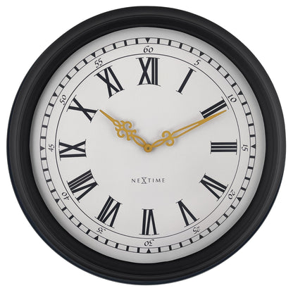 Een klassieke wandklok met zwart houten kader en witte wijzerplaat, voorzien van goudkleurige, versierde wijzers en Romeinse cijfers. Geschikt voor woonkamer of kantoor, met duidelijke tijdindicatie en elegant design.