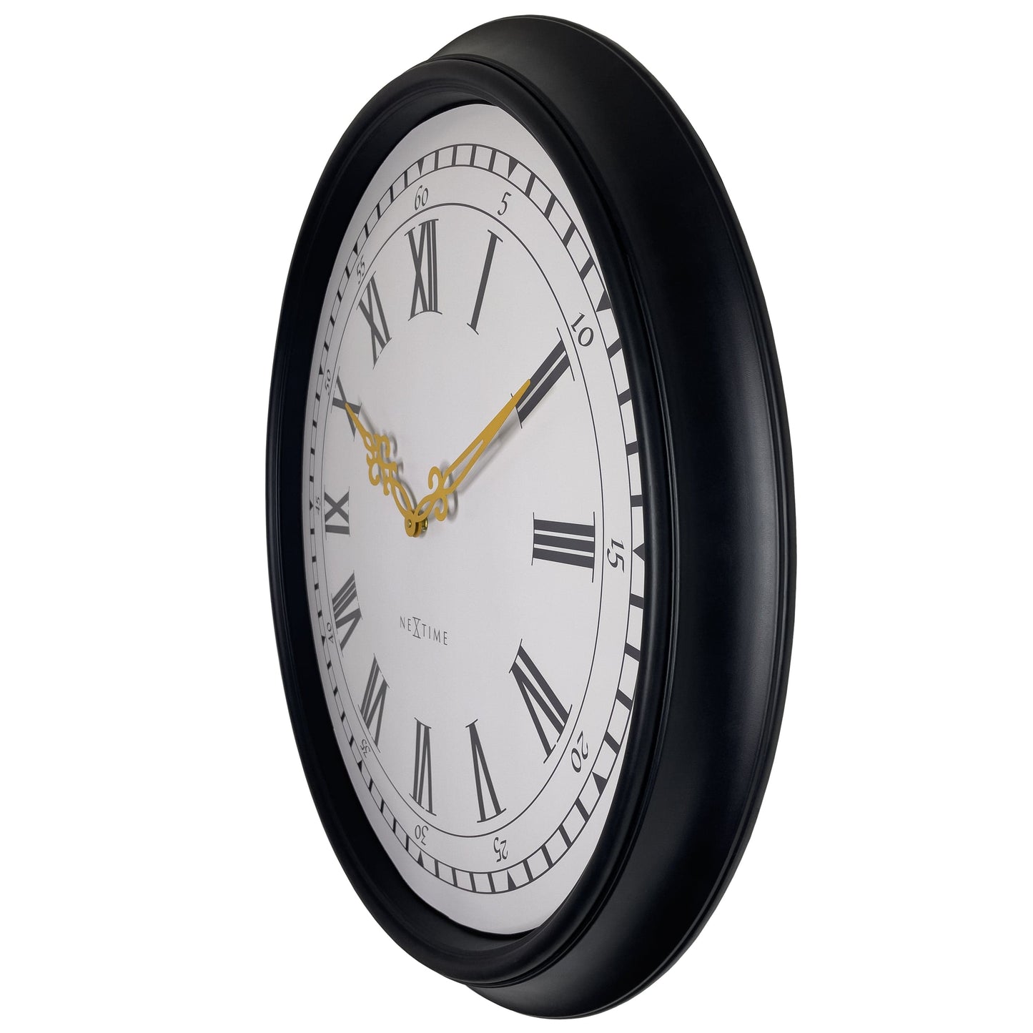 Een klassieke wandklok met zwart houten kader en witte wijzerplaat met Romeinse cijfers. Gouden wijzers en het merk 'NEXTIME' zijn duidelijk zichtbaar. Geschikt voor woonkamer of kantoordecoratie.