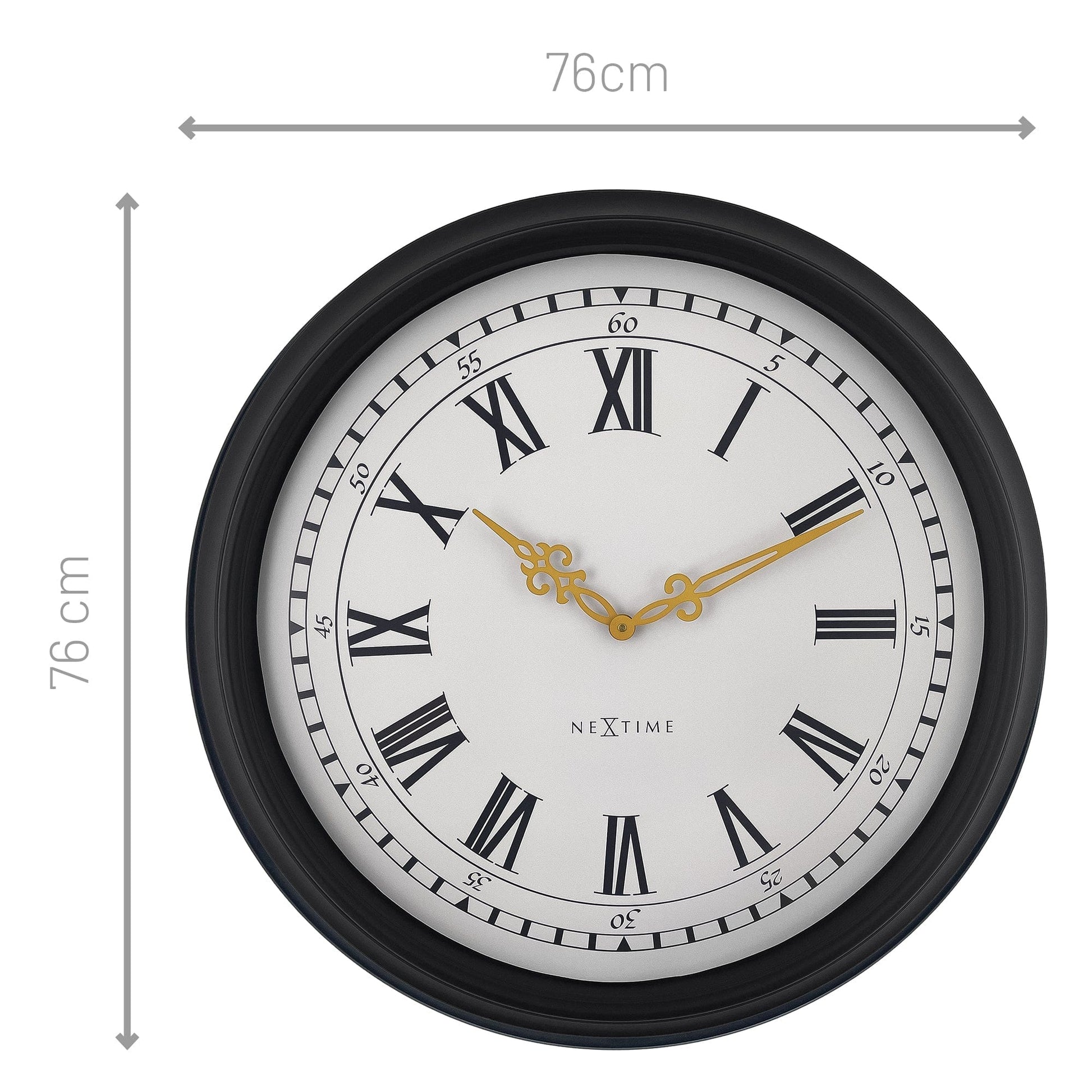 Een klassieke wandklok met zwart houten kader en witte wijzerplaat, voorzien van Romeinse cijfers en goudkleurige wijzers. Perfect voor een moderne of klassieke interieurstijl in woon- of kantoorruimte.