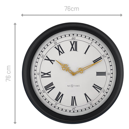 Een klassieke wandklok met zwart houten kader en witte wijzerplaat, voorzien van Romeinse cijfers en goudkleurige wijzers. Perfect voor een moderne of klassieke interieurstijl in woon- of kantoorruimte.