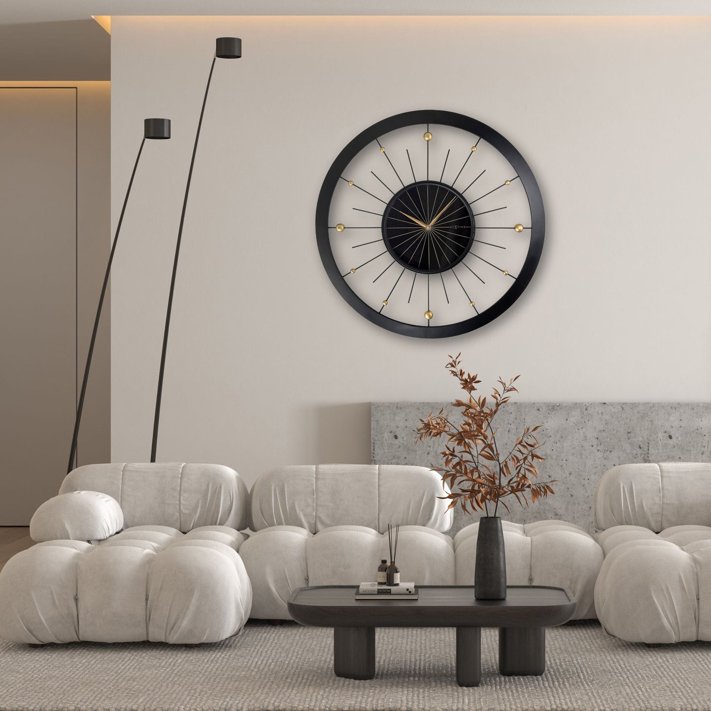 Een moderne wandklok met zwart metalen frame en gouden accenten, voor een stijlvolle decoratie in woonkamer of kantoor. Zichtbare wijzers en minimalistisch ontwerp voor een tijdloze, elegante uitstraling.