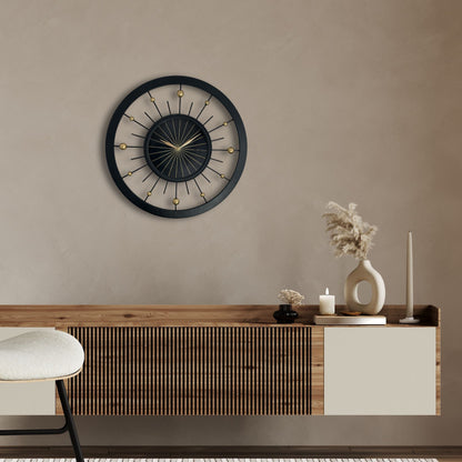 Een moderne wandklok met zwart frame en goudkleurige accenten, voorzien van een zonnestraalontwerp en elegante wijzers. Perfect voor een stijlvolle woonkamer of kantoordecoratie.