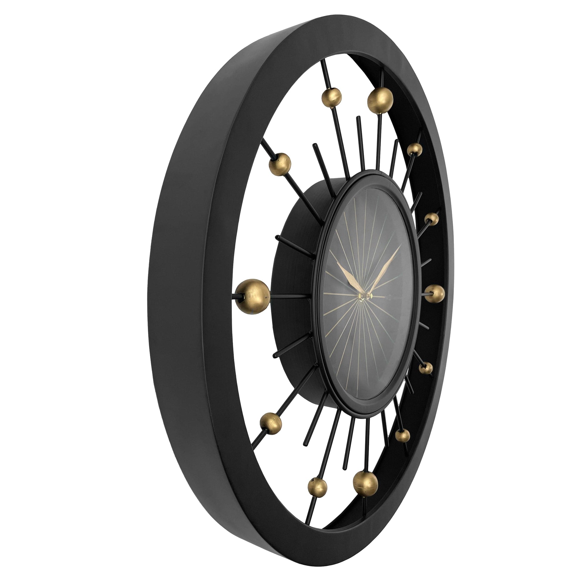 Een moderne wandklok met zwart metalen frame en goudkleurige accenten, voor een stijlvolle decoratie in woonkamer of kantoor. Zichtbare wijzers en het merk 'NEXTIME' versterken de elegante, minimalistische esthetiek.