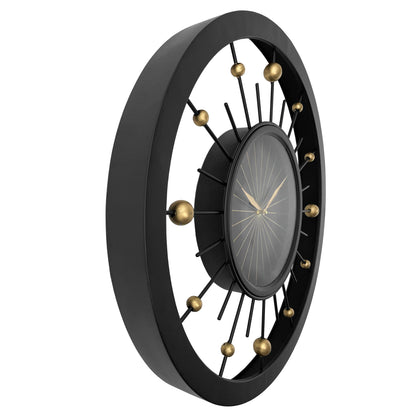Een moderne wandklok met zwart metalen frame en goudkleurige accenten, voor een stijlvolle decoratie in woonkamer of kantoor. Zichtbare wijzers en het merk 'NEXTIME' versterken de elegante, minimalistische esthetiek.