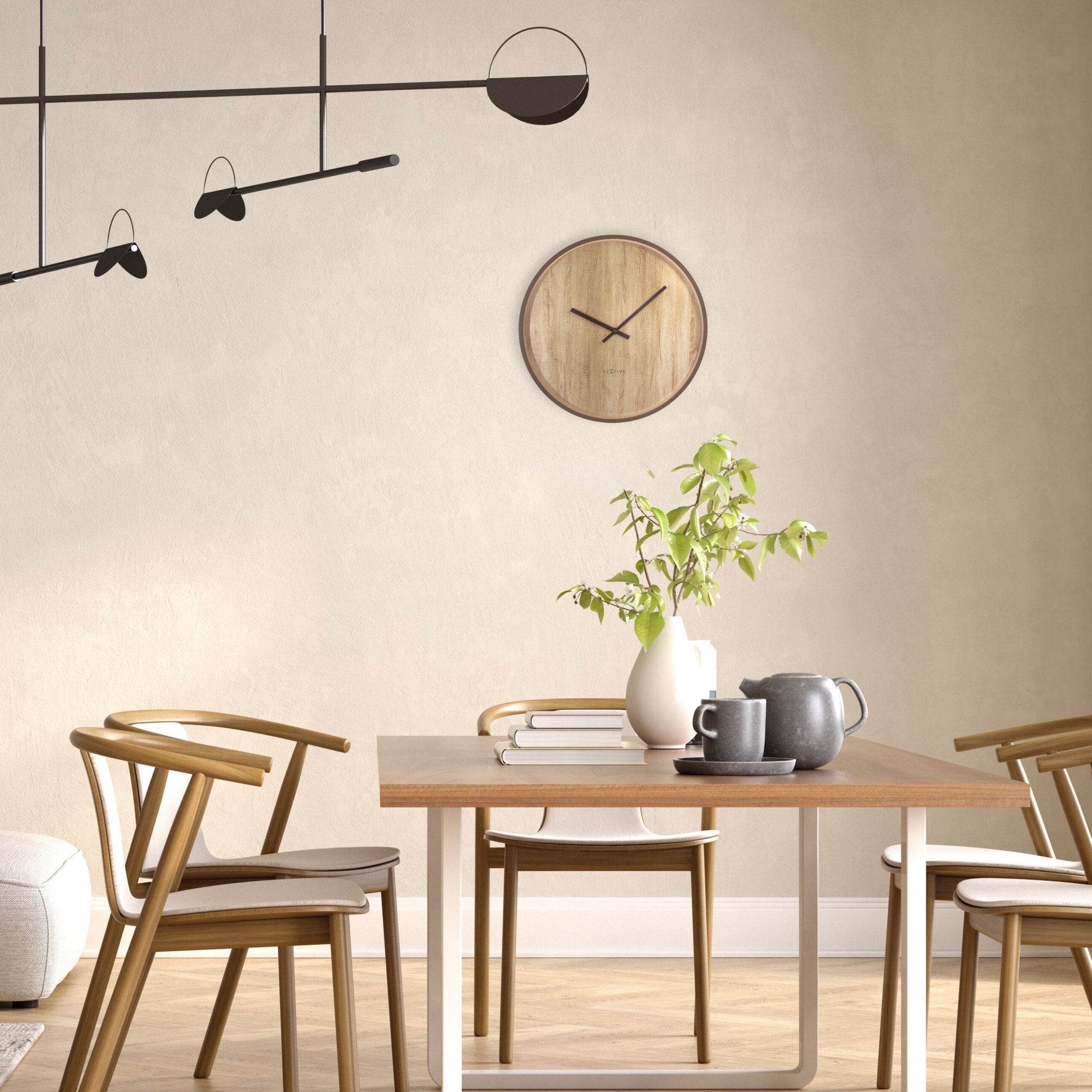 Een minimalistische wandklok met houten oppervlak en donkere wijzers, voor een moderne kamerdecoratie. Geschikt voor woonkamer of slaapkamer met een natuurlijke, rustige uitstraling.