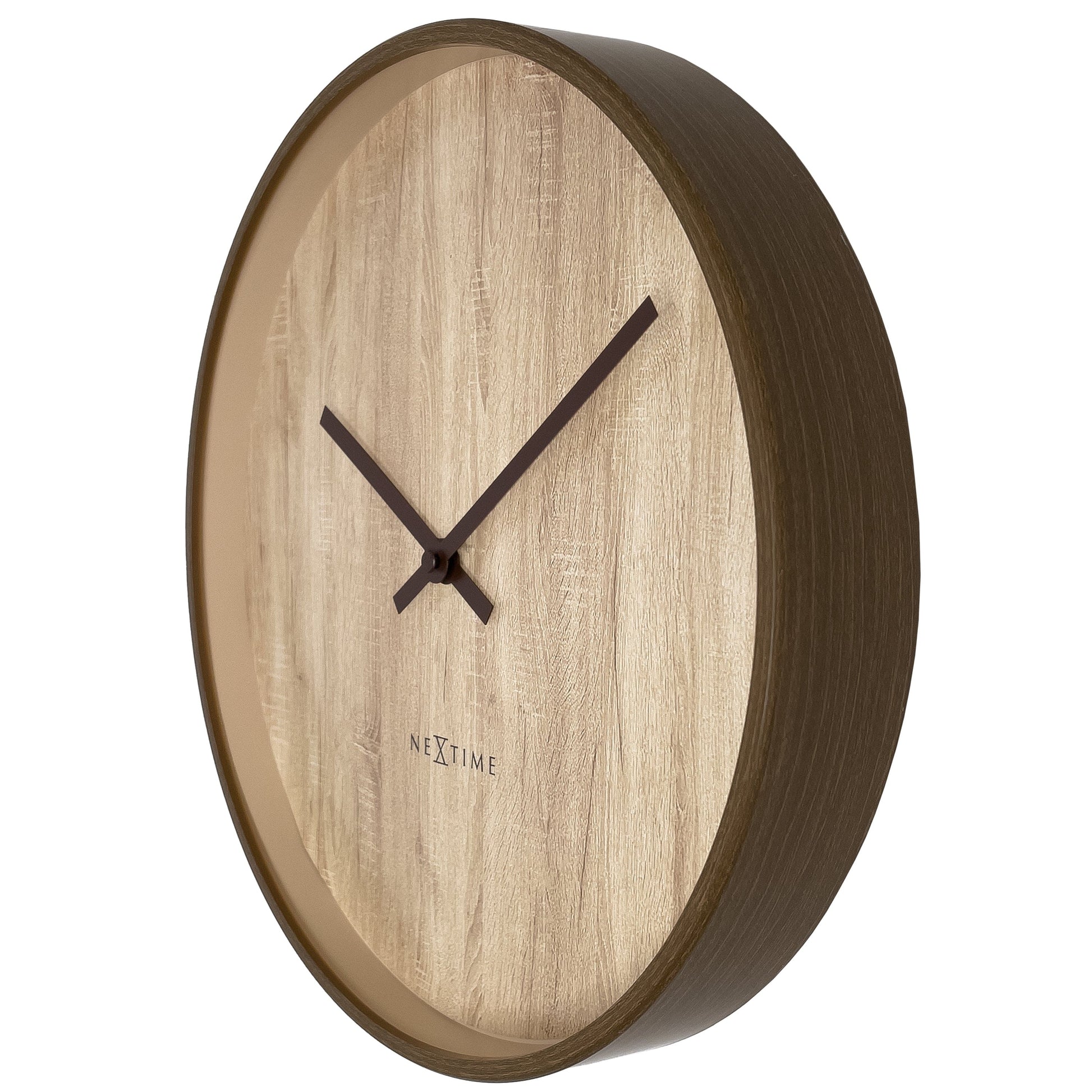 Een minimalistische wandklok met houten oppervlak en donkere wijzers, voor een moderne interieurstijl. Geschikt voor woonkamer of kantoor, met zichtbare merknaam NEXTIME.