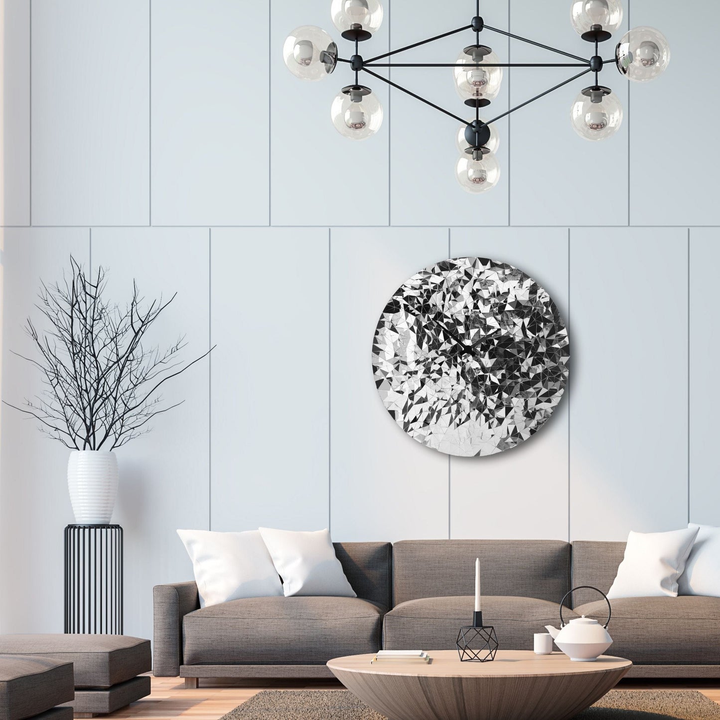Een ronde, zilverkleurige wandklok met een facettenstructuur die lijkt op een diamant, voorzien van zwarte wijzers. Perfect voor moderne interieurs en als decoratief stuk in een woonkamer of kantoor.