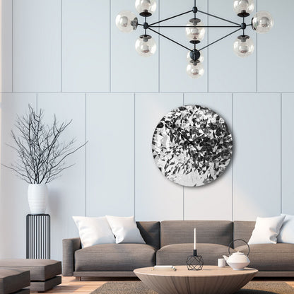 Een ronde, zilverkleurige wandklok met een facettenstructuur die lijkt op een diamant, voorzien van zwarte wijzers. Perfect voor moderne interieurs en als decoratief stuk in een woonkamer of kantoor.