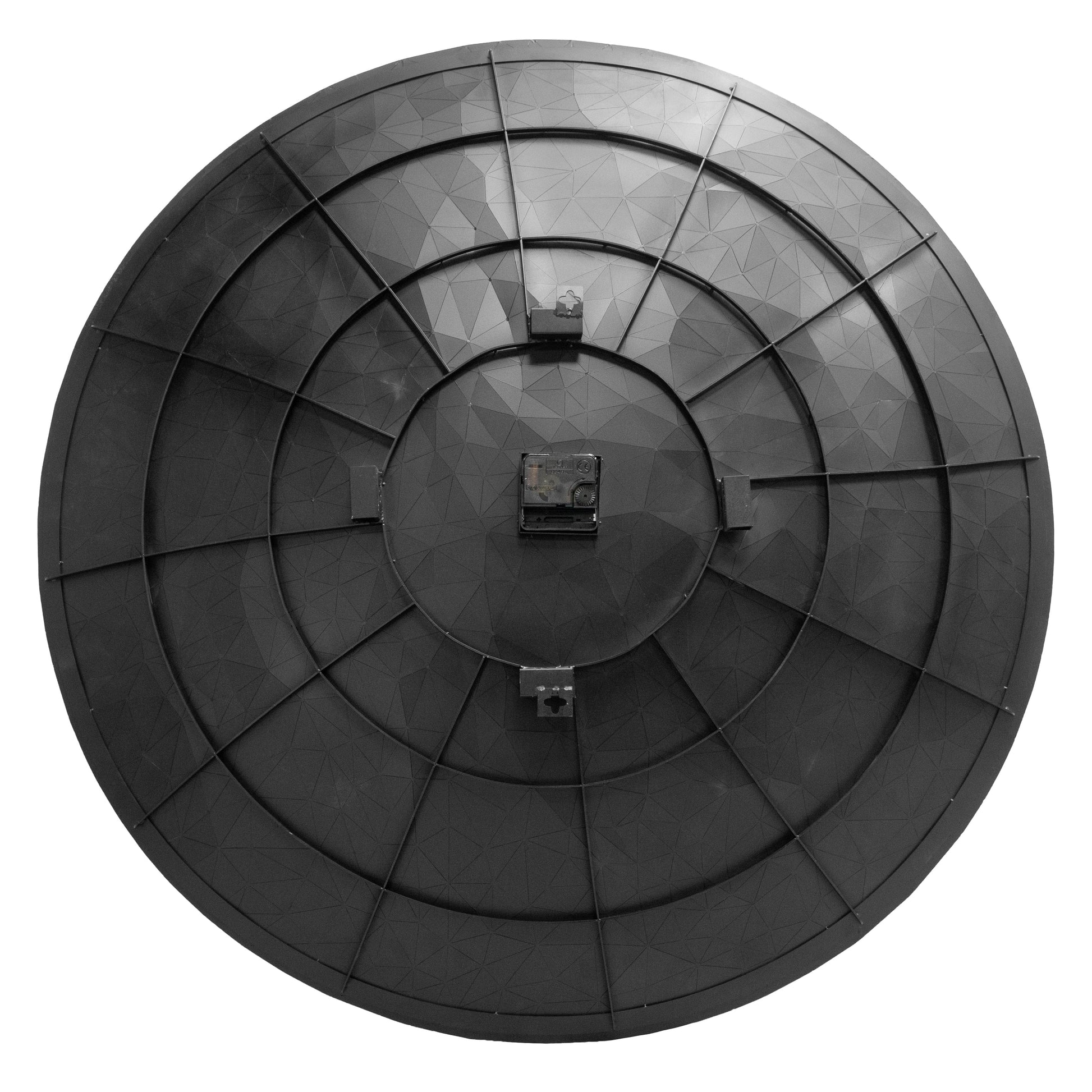 Een ronde, zilverkleurige wandklok met een facettenstructuur die lijkt op een diamant, voorzien van zwarte wijzers. Perfect voor moderne interieurs en als decoratief stuk in een woonkamer of kantoor.