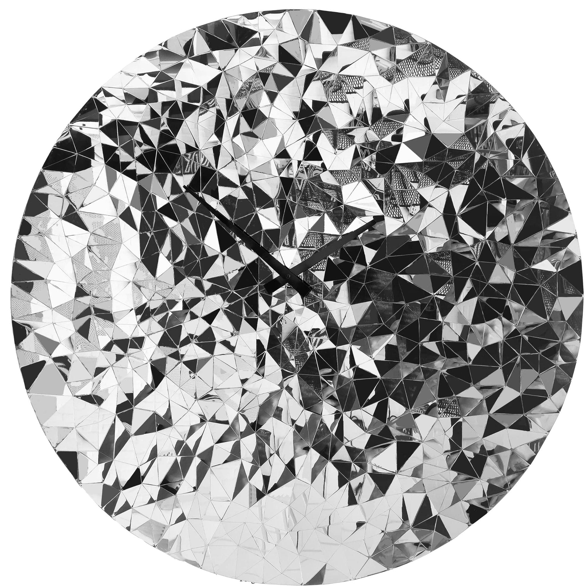 Een ronde, zilverkleurige wandklok met een facettenstructuur die lijkt op een diamant, voorzien van zwarte wijzers. Perfect voor moderne interieurs en als decoratief element in woon- of kantoorruimtes.
