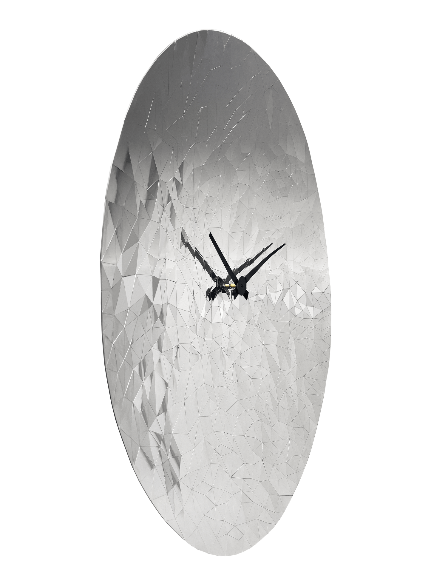 Een ronde, zilverkleurige wandklok met een facettenstructuur die lijkt op een diamant, voorzien van zwarte wijzers. Perfect voor moderne interieurs en als decoratief element in een woonkamer of kantoor.