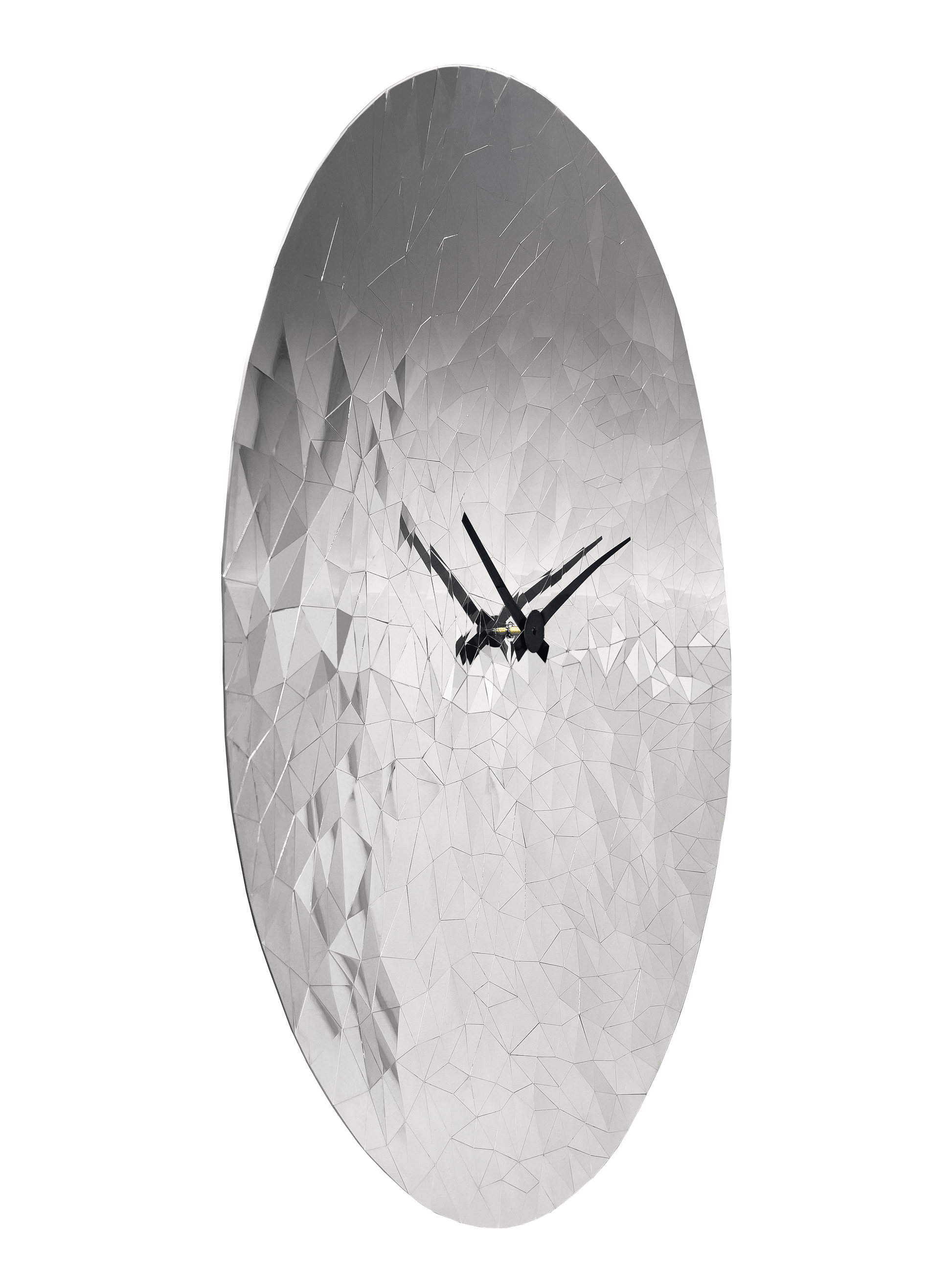 Een ronde, zilverkleurige wandklok met een facettenstructuur die lijkt op een diamant, voorzien van zwarte wijzers. Perfect voor moderne interieurs en als decoratief element in een woonkamer of kantoor.