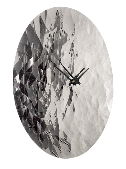 Een ronde, zilverkleurige wandklok met een facettenstructuur die lijkt op een diamant, voorzien van zwarte wijzers. Perfect voor moderne interieurs en als decoratief element in woon- of kantoorruimtes.