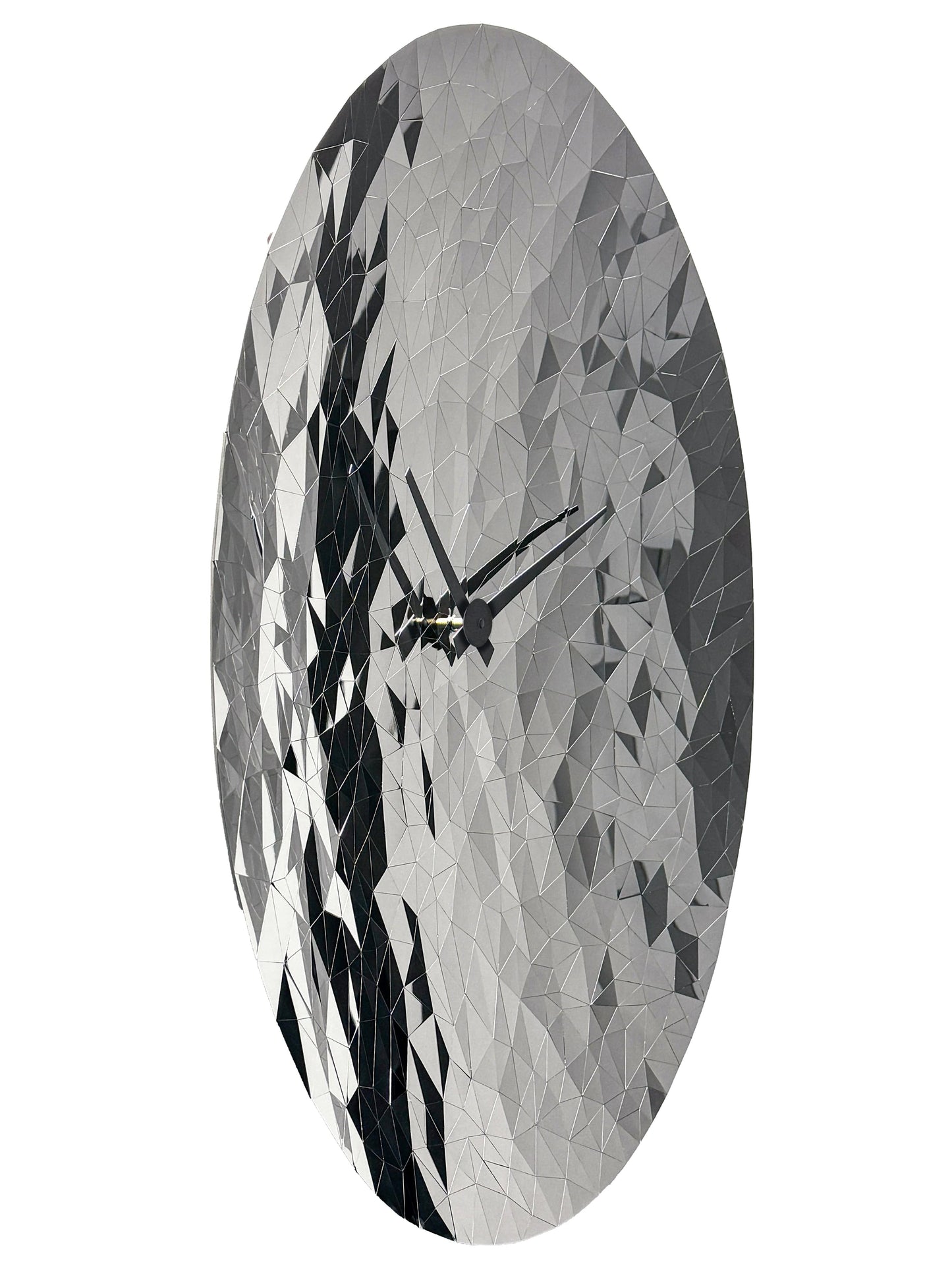Een ronde, zilverkleurige wandklok met een facettenstructuur die lijkt op een diamant, voorzien van zwarte wijzers. Perfect voor een moderne woonkamer of kantoordecoratie met een luxe, reflecterende uitstraling.