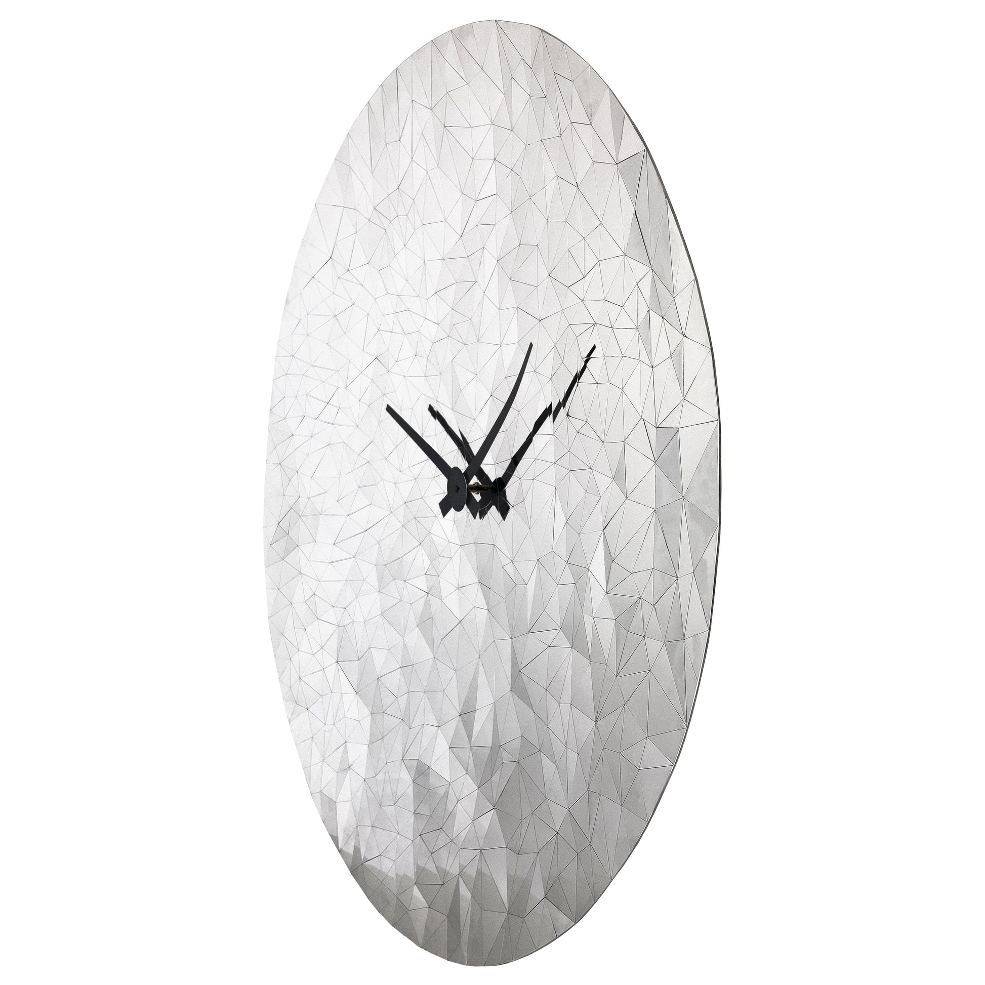 Een ronde, zilverkleurige wandklok met een facettenstructuur die lijkt op een diamant, voorzien van zwarte wijzers. Perfect voor moderne interieurs en als decoratief element in woon- of kantoorruimtes.