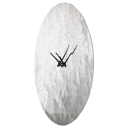Een ronde, zilverkleurige wandklok met een facettenstructuur die lijkt op een diamant, voorzien van zwarte wijzers. Perfect voor moderne interieurs en als decoratief element in woon- of kantoorruimtes.