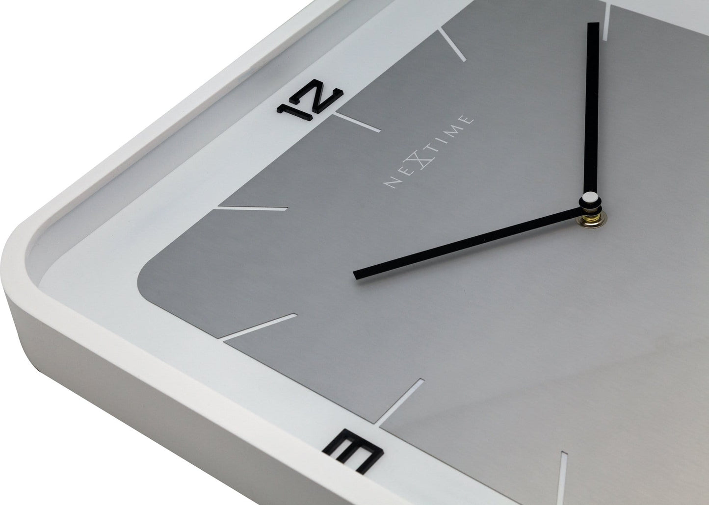 Een minimalistische, zilverkleurige wandklok met zwarte cijfers en wijzers, in een witte lijst. Geschikt voor moderne interieurs en als decoratief element in woon- of kantoorruimtes.