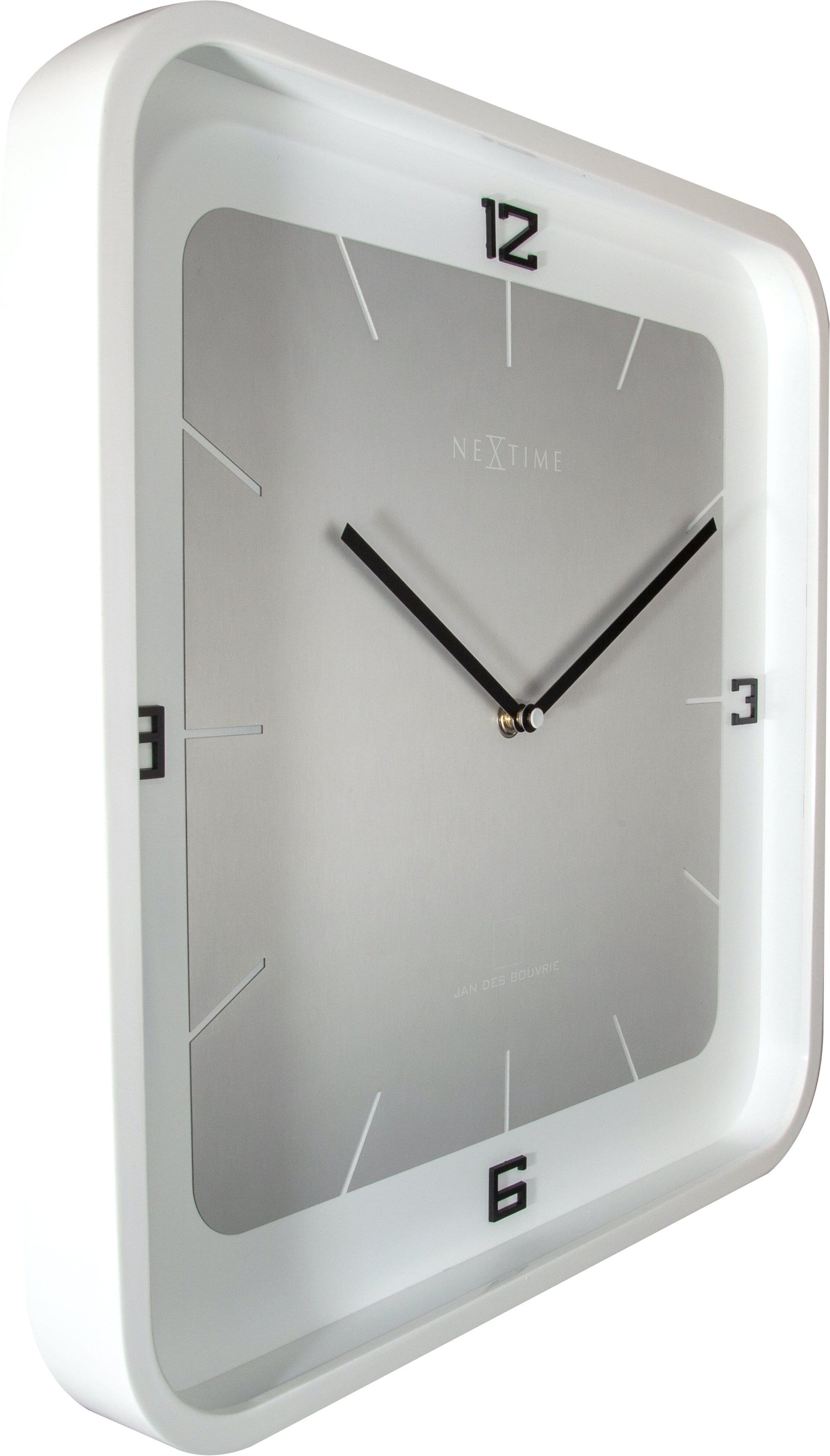 Een minimalistische, zilverkleurige wandklok met zwarte cijfers en wijzers, in een witte lijst. Geschikt voor moderne interieurs en kantoorruimtes.