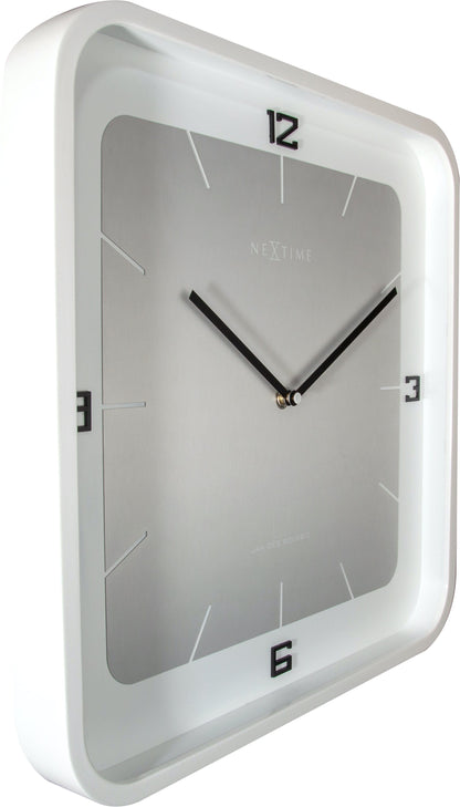 Een minimalistische, zilverkleurige wandklok met zwarte cijfers en wijzers, in een witte lijst. Geschikt voor moderne interieurs en kantoorruimtes.