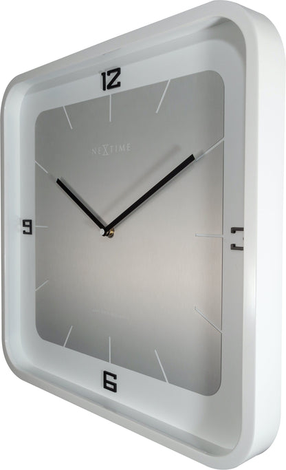 Een minimalistische, zilverkleurige wandklok met zwarte cijfers en wijzers, in een witte rand. Geschikt voor moderne interieurs en kantoorruimtes, met een strak design en zichtbare merknamen.