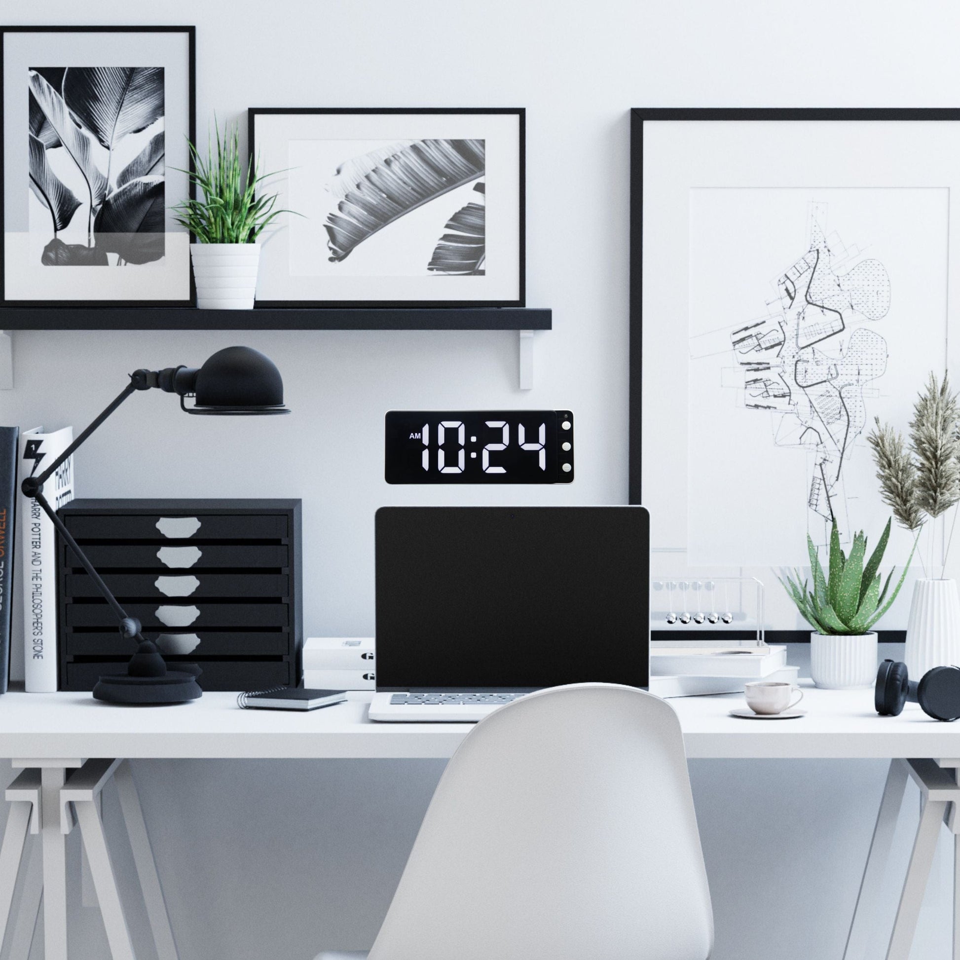Een zwarte digitale wekker met heldere witte cijfers die 10:24 AM tonen, voorzien van drie knoppen aan de rechterkant. Ideaal voor slaapkamer of kantoor als nachtwekker.