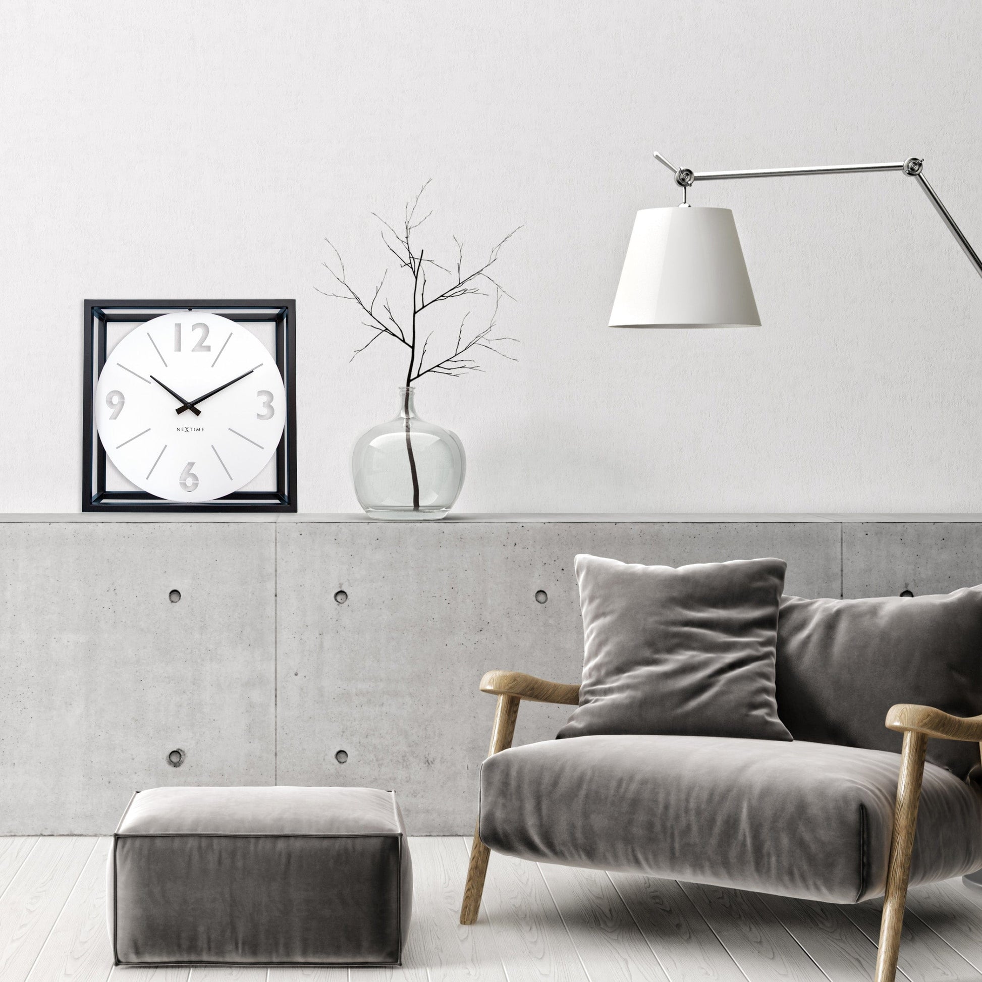 Een moderne wandklok met witte wijzerplaat en zwarte wijzers, ingebed in een zwart metalen kader. Geschikt voor woonkamer of kantoor, met minimalistisch design en duidelijke cijfers voor gemakkelijke tijdlezing.