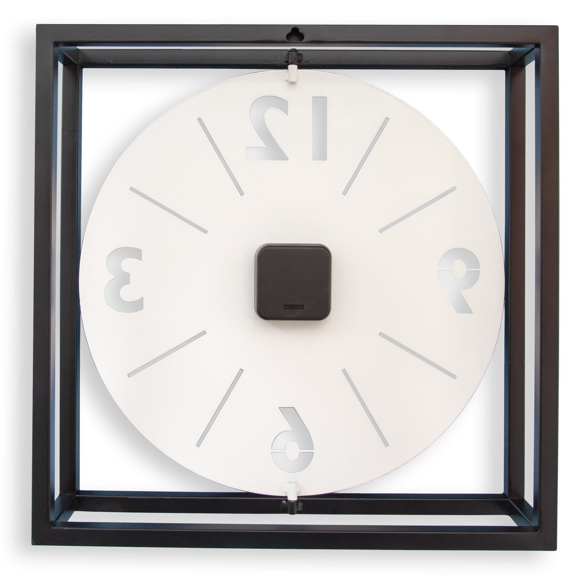 Een moderne wandklok met witte wijzerplaat en zwarte wijzers, ingebed in een zwart metalen kader. Geschikt voor woonkamer of kantoor, met minimalistisch design en duidelijke cijfers voor gemakkelijke tijdlezing.