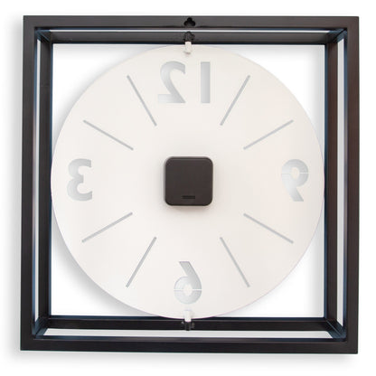 Een moderne wandklok met witte wijzerplaat en zwarte wijzers, ingebed in een zwart metalen kader. Geschikt voor woonkamer of kantoor, met minimalistisch design en duidelijke cijfers voor gemakkelijke tijdlezing.