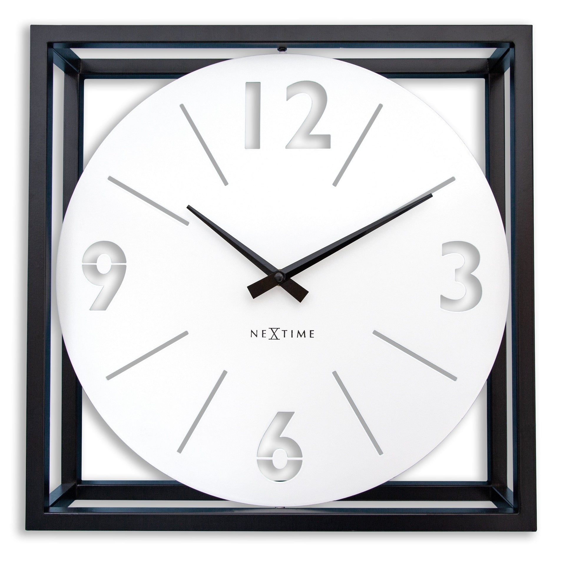 Een moderne wandklok met witte wijzerplaat en zwarte wijzers, ingebed in een zwart metalen kader. Geschikt voor woonkamer of kantoor, met minimalistisch design en duidelijke cijfers voor gemakkelijke tijdlezing.
